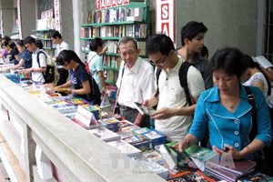 Độc giả chọn mua và đọc sách tại Ngày hội đọc sách năm 2013 tại Thành phố Hồ Chí Minh. (Ảnh: Phương Vy/TTXVN)