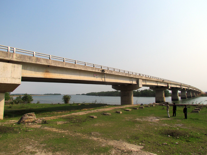 Cầu Trung Quán nối đôi bờ sông Kiến Giang.