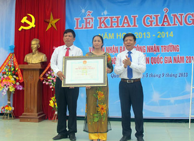 Đồng chí Nguyễn Hữu Hoài, Phó Bí thư Tỉnh ủy, Chủ tịch UBND tỉnh trao Bằng trường đạt chuẩn Quốc gia năm 2013 cho Trường THPT số 2 Quảng Trạch.