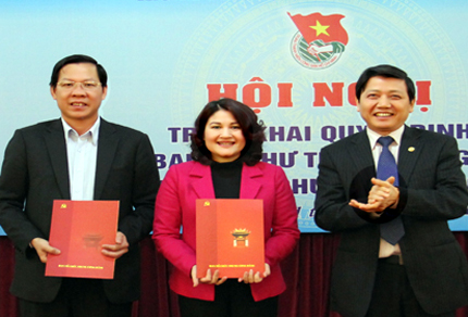 Hai Bí thư Trung ương Đoàn Phan Văn Mãi và Nguyễn Thị Hà   trong ngày nhận quyết định luân chuyển đợt này - Ảnh: PC