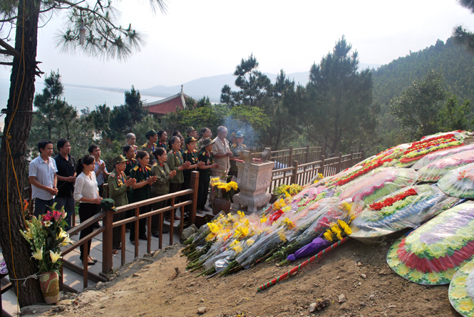 Trung đội nữ công binh thép dâng hương kính viếng Đại tướng Võ Nguyên Giáp.