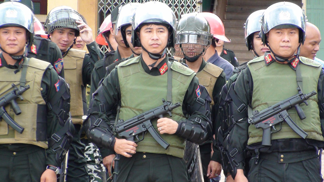 Ảnh 10 : CSCĐ - quả đấm thép của lực lượng Công an trong đấu tranh, phòng ngừa tội phạm                                                         Ảnh: Trần Tuấn