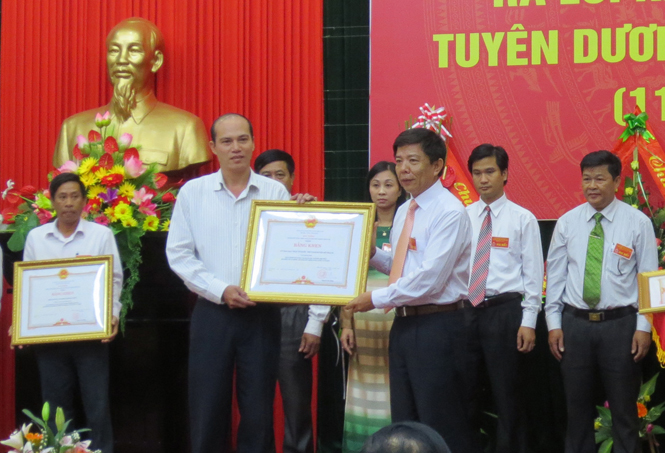 Đồng chí Nguyễn Hữu Hoài, Phó Bí thư Tỉnh ủy, Chủ tịch UBND tỉnh trao bằng khen của Thủ tướng Chính phủ cho UBMTTQVN huyện Bố Trạch năm 2013.