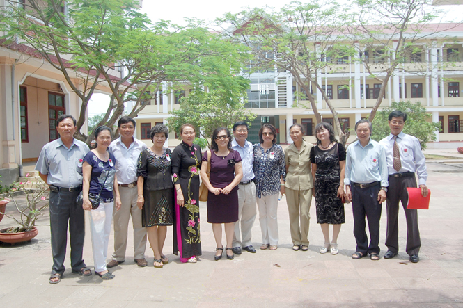 GS.TSKH Phan Đình Châu (thứ 2 từ phải sang) cùng bạn học cũ và thầy cô giáo Trường THPT số 1 Bố Trạch trong lần về thăm quê.