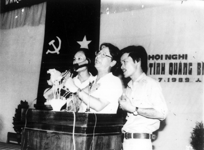  Nhạc sĩ Hoàng Vân (đứng giữa) cùng hòa giọng Quảng Bình quê ta ơi.