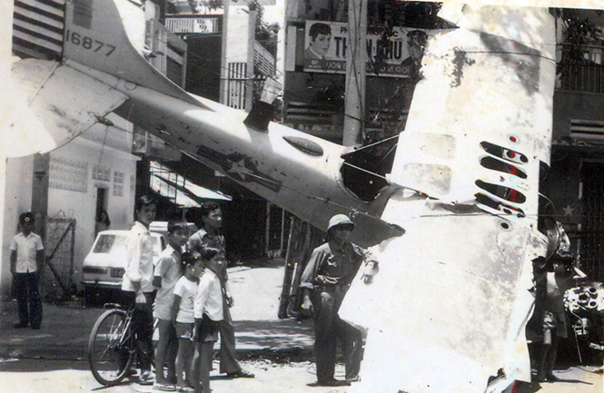 Máy bay địch trúng đạn Quân Giải phóng rơi trên đường phố Sài Gòn  ngày 30-4-1975 Ảnh: H.D.Th