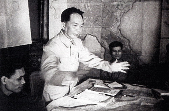17 giờ 30 phút ngày 13-3-1954, Đại tướng Tổng Tư lệnh Võ Nguyên Giáp ra lệnh nổ súng tấn công cứ điểm Điện Biên Phủ. Ảnh: Tư liệu