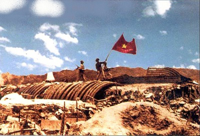 17 giờ 30 phút ngày 7-5-1954, lá cờ Quyết chiến quyết thắng của Quân đội nhân dân Việt Nam đã tung bay trên nóc hầm tướng De Castries. Ảnh: Tư liệu