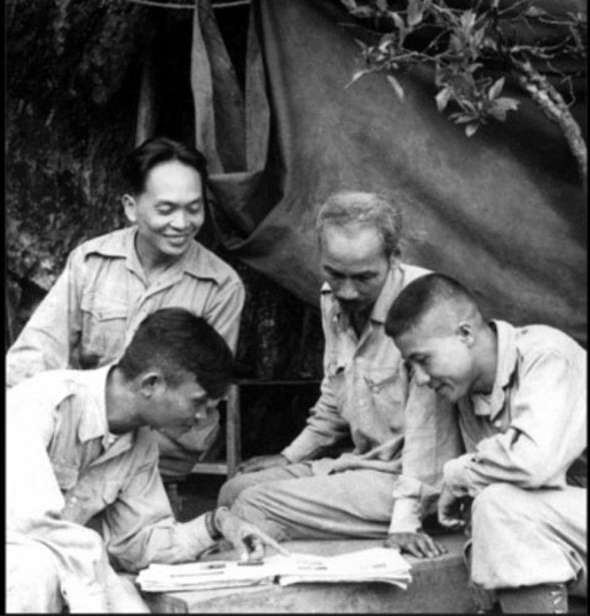 Chủ tịch Hồ Chí Minh (thứ 2 từ phải sang) và Đại tướng Võ Nguyên Giáp (người phía sau bên trái) duyệt qua một chiến dịch quân sự. Ảnh: Tư liệu