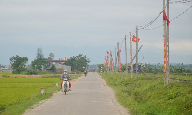 Nhiều tuyến đường trên địa bàn huyện treo băng cờ, khẩu hiệu chào mừng ngày bầu cử.