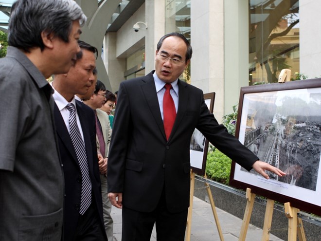 Ông Nguyễn Thiện Nhân nhắc lại những câu chuyện lịch sử qua ảnh từ 60 năm trước, trong chiến dịch Điện Biên Phủ... (Ảnh: ChiLê/Vietnam+)