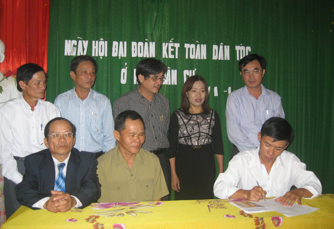 Người dân thôn 4, xã Minh Hóa, huyện Minh Hóa ký kết cuộc vận động “Toàn dân đoàn kết xây dựng đời sống văn hóa khu dân cư”.