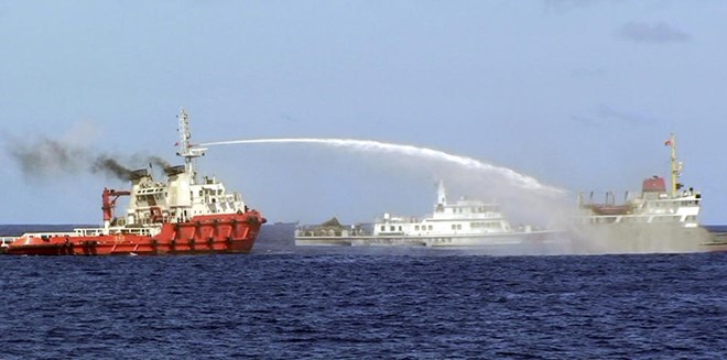Tàu Trung Quốc uy hiếp và gây hại cho tàu Việt Nam ở Biển Đông (Nguồn: Cảnh sát biển Việt Nam)