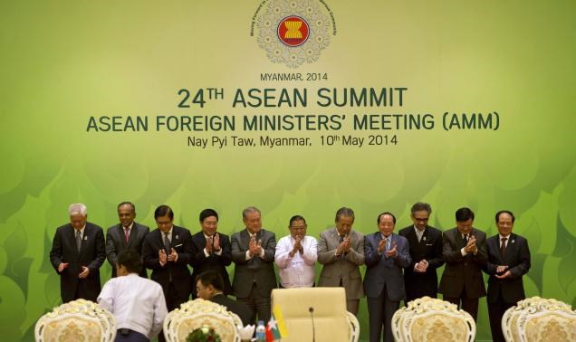 Các Ngoại trưởng ASEAN vỗ tay chúc mừng thành công của hội nghị khi ra tuyên bố chung về tình hình biển Đông (Nguồn: AP)