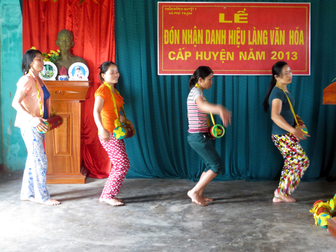 Trong các tuổi tập văn nghệ của chị em thôn Đông Duyệt 1 (Phú Trạch, Bố Trạch), tuồng cổ ít khi xuất hiện.