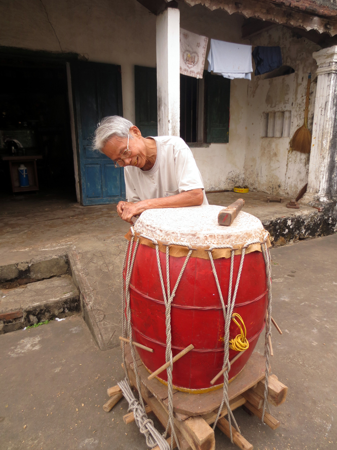 Một trong số ít nghệ nhân tuồng cổ hiếm hoi của Phú Trạch (Bố Trạch), cụ Phạm Bá Hoạt (thôn Đông Duyệt 1) cũng đã ở tuổi 90.
