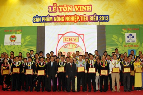 Phó Thủ tướng Vũ Văn Ninh cùng các cá nhân, tập thể sản xuất những sản phẩm nông nghiệp tiêu biểu. Ảnh: VGP/Thành Chung