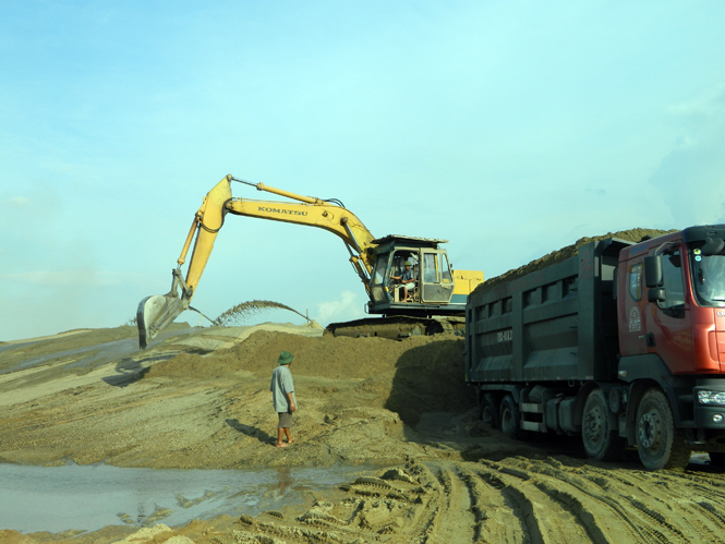 Hoạt động khai thác cát, sỏi lòng sông trên địa bàn tỉnh ta cơ bản được ổn định.