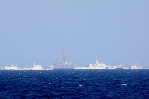 Tàu Trung Quốc triển khai dày đặc xung quanh khu vực giàn khoan Hải Dương-981. Ảnh: Công Định - Hữu Trung/TTXVN
