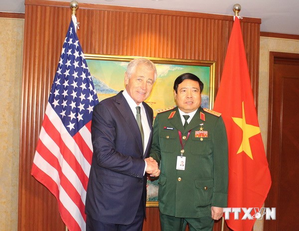 Bộ trưởng Quốc phòng Phùng Quang Thanh và người đồng cấp Mỹ Chuck Hagel (Nguồn: TTXVN)