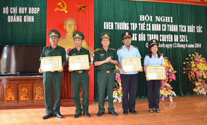 Đại diện lãnh đạo BĐBP Quảng Bình trao giấy khen cho lực lượng tham gia chuyên án.