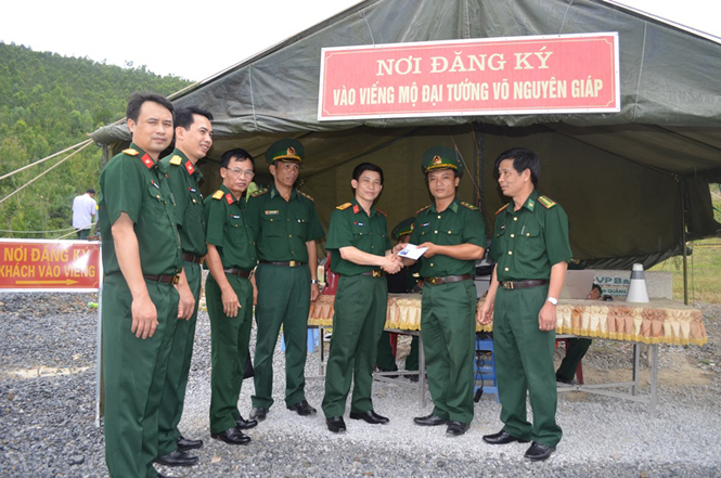Đoàn công tác thăm hỏi, tặng quà cho lực lượng bảo vệ khu mộ Đại tướng.