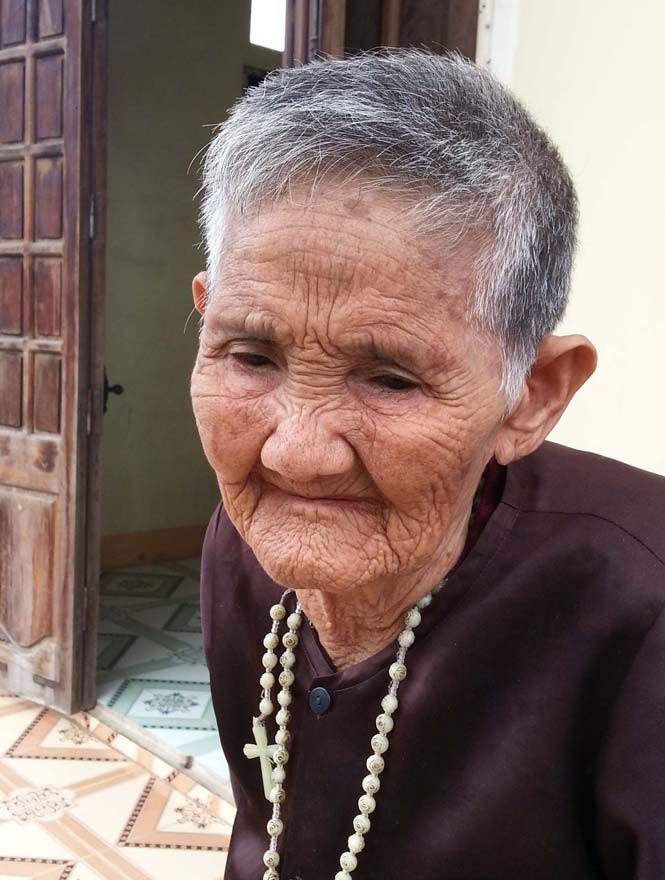 Bà Nhung 94 tuổi, mất cả con và cháu ruột.