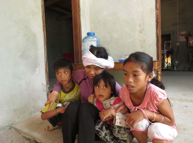 Vợ của phu trầm Trị cùng 3 đứa con côi cút.