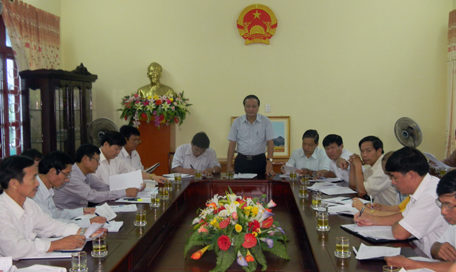 Đồng chí Trần Văn Tuân phát biểu chỉ đạo tại buổi làm việc với chính quyền huyện Lệ Thuỷ về tiến độ thực hiện Chương trình MTQGXDNTM ngày 13-6-2014.