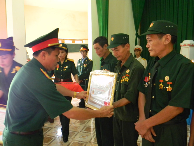 Đại diện lãnh đạo Bộ CHQS tỉnh trao tặng kỷ niệm chương cho thân nhân các liệt sỹ từng tham gia chiến đấu tại mặt trận Đường 9-B5 Quảng Trị.