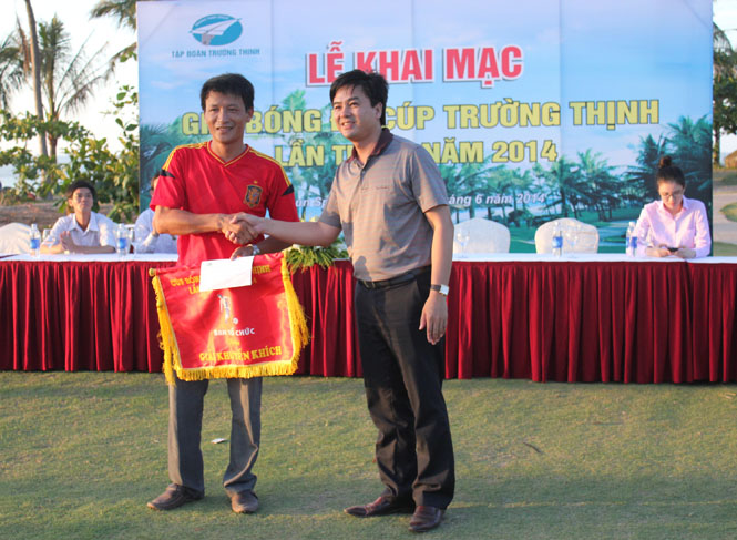 Đại diện Tập đoàn Trường Thịnh trao giải cho đội bóng Báo Quảng Bình.