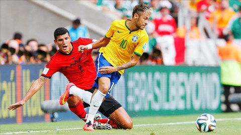 Gánh nặng của sự kỳ vọng đang đè lên vai Neymar (áo vàng)