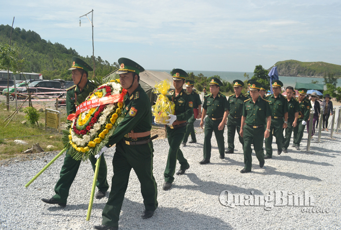 Thiếu tướng Hoàng Xuân Chiến, Phó Tư lệnh BĐBP Việt Nam cùng đoàn vào viếng phần mộ Đại tướng Võ Nguyên Giáp.