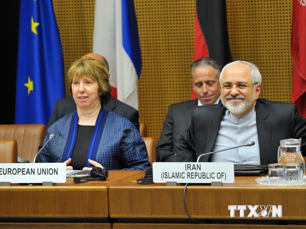 Ngoại trưởng Iran Mohammad Javad Zarif (phải) và Cao ủy phụ trách chính sách an ninh-đối ngoại EU Catherine Ashton tại vòng đàm phán. (Nguồn: THX/TTXVN)