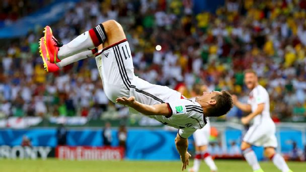 Điệu salto quen thuộc của Klose