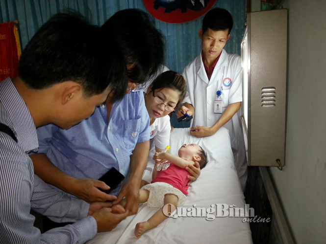 Các bác sỹ đang hội chẩn trước mổ cho bé Thùy Nhi.
