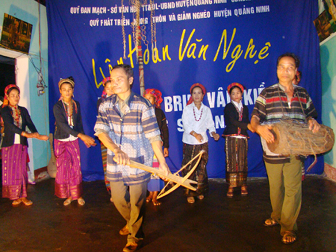 Đội văn nghệ dân tộc xã Trường Sơn tham gia liên hoan văn nghệ Bru-Vân Kiều.
