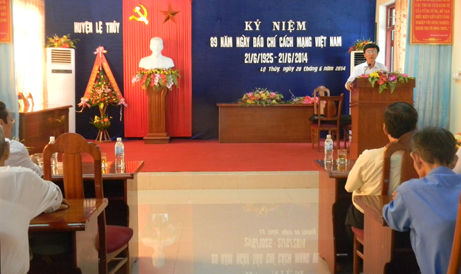 Đồng chí Hoàng Minh Tiến, Tỉnh ủy viên, Tổng Biên tập Báo Quảng Bình phát biểu tại buổi gặp mặt.