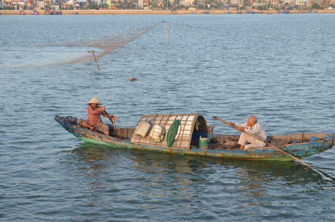Mưu sinh trên sông Nhật Lệ.
