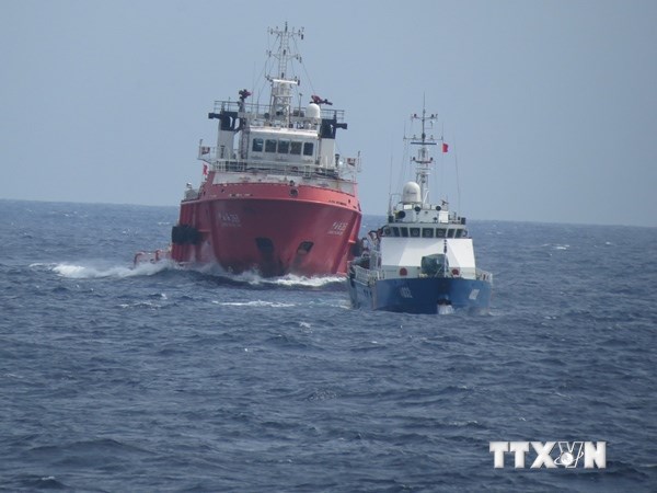 Tàu Trung Quốc chèn ép, cố ý đâm va tàu thực thi pháp luật của Việt Nam. (Ảnh: Khánh Hiếu-Quang Vũ/TTXVN)