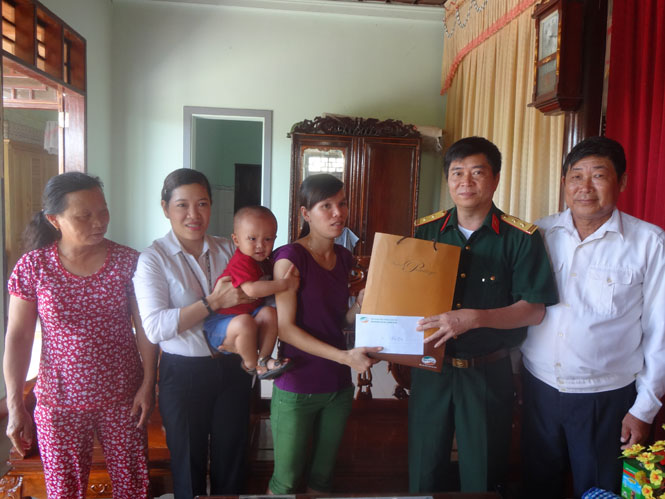 Đại diện Chi nhánh Viettel Quảng Bình tặng quà cho gia đình cảnh sát biển Nguyễn Thanh Tuấn (Hàm Ninh, Quảng Ninh)