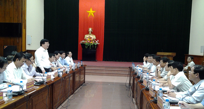 Đồng chí Trịnh Đình Dũng, Ủy viên Trung ương Đảng, Bộ trưởng Bộ Xây dựng phát biểu tại buổi làm việc