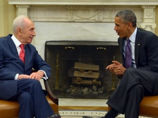 Tổng thống Mỹ Barack Obama và người đồng cấp Israel Shimon Peres có cuộc thảo luận tại Phòng Bầu Dục, Nhà Trắng ngày 25/6. (Nguồn: AFP)