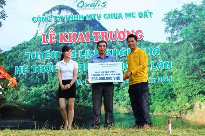 Ông Nguyễn Châu Á, Giám đốc Công ty TNHH MTV Chua Me Đất trao số tiền 200 triệu đồng cho xã Tân Hóa