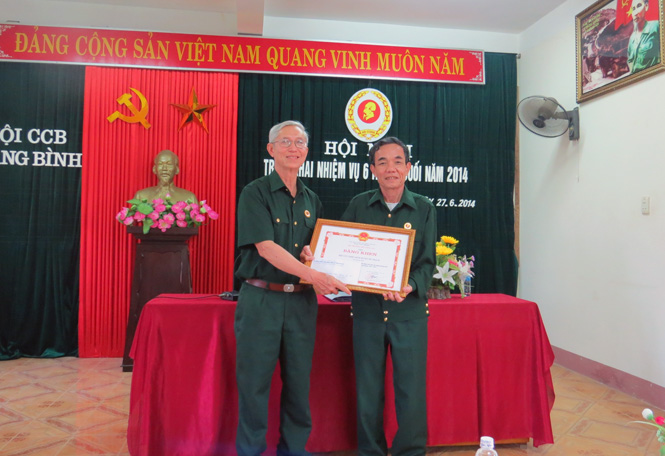 Ông Trần Văn Bường, Chủ tịch Hội CCB tỉnh trao bằng khen cho đơn vị có thành tích xuất sắc.