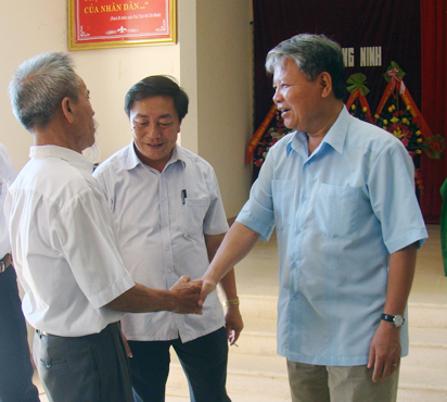 Các đại biểu Quốc hội trò chuyện với cử tri huyện Quảng Ninh.
