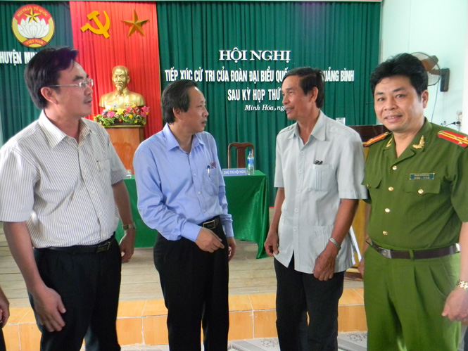 Đồng chí Hoàng Đăng Quang, Trưởng Đoàn ĐBQH tỉnh nói chuyện với cử tri huyện Minh Hóa.