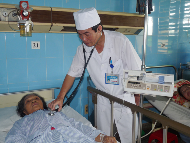 Bệnh nhân được hưởng BHYT đang được chăm sóc tại Bệnh viện hữu nghị VN-CB ĐH. Ảnh: P.V