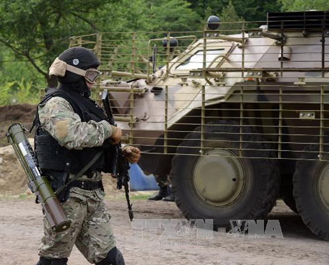 Binh sỹ thuộc đơn vị chống khủng bố của quân đội Ukraine ở gần thành phố Izyum thuộc tỉnh miền đông Donetsk. (Nguồn: AFP/ TTXVN)