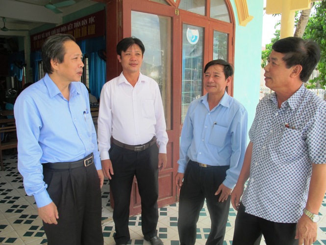  Đồng chí Hoàng Đăng Quang, Phó Bí thư thường trực Tỉnh ủy, Trưởng đoàn đại biểu Quốc hội trò chuyện với các cử tri huyện Quảng Trạch tại xã Cảnh Dương